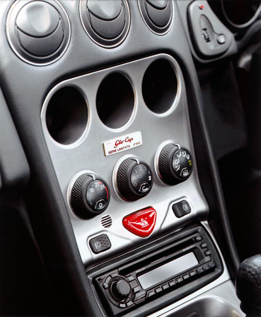 Детали интерьера Alfa Romeo GTV Cup (916C) 2001 года  (UK) (фото 6 из 7)